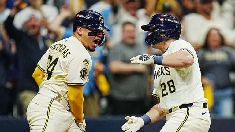 Brewers rout Cubs, will seek NLCS berth at Wrigley | De Último Minuto English