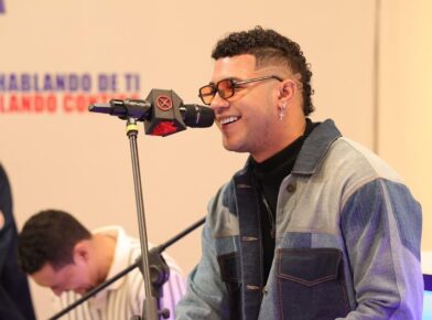 Panamanian artist Boza offers acoustic concert at La Casa de Alofoke 2 | De Último Minuto English