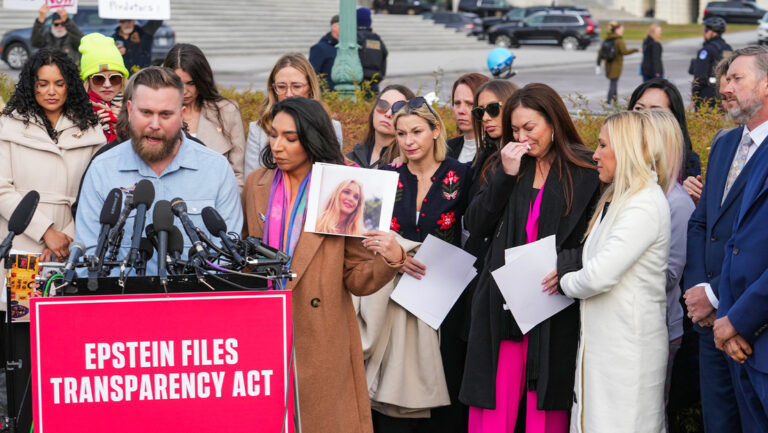Epstein's victims report death threats | De Último Minuto English