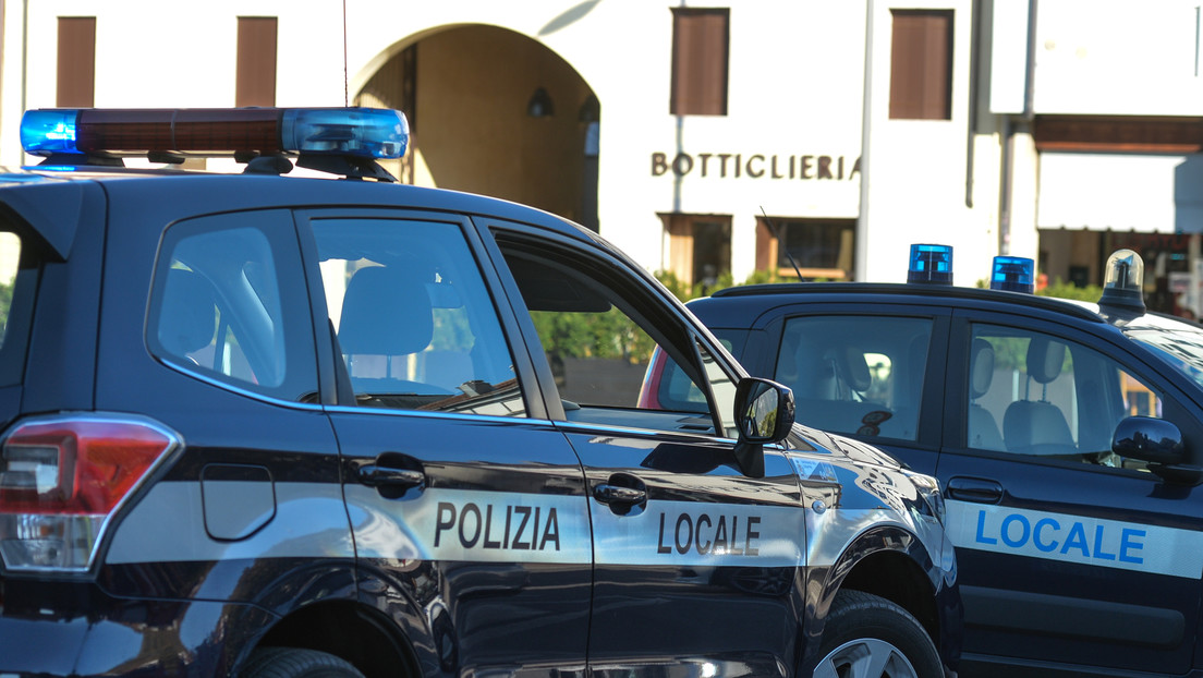 They rape a young woman while forcing the boyfriend to witness the assault. | De Último Minuto English