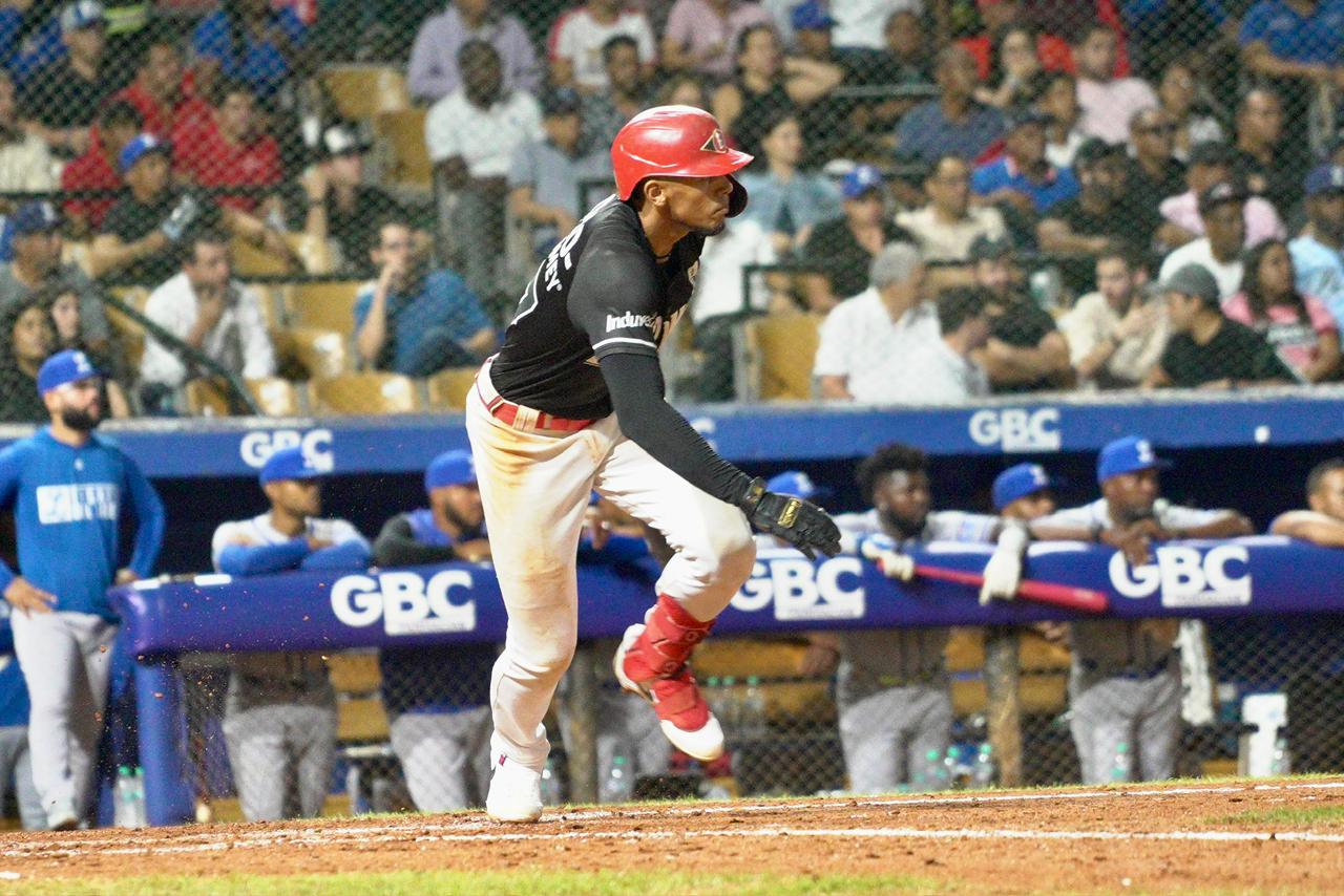 González defines in the ninth and Escogido leaves Licey on the field | De Último Minuto English