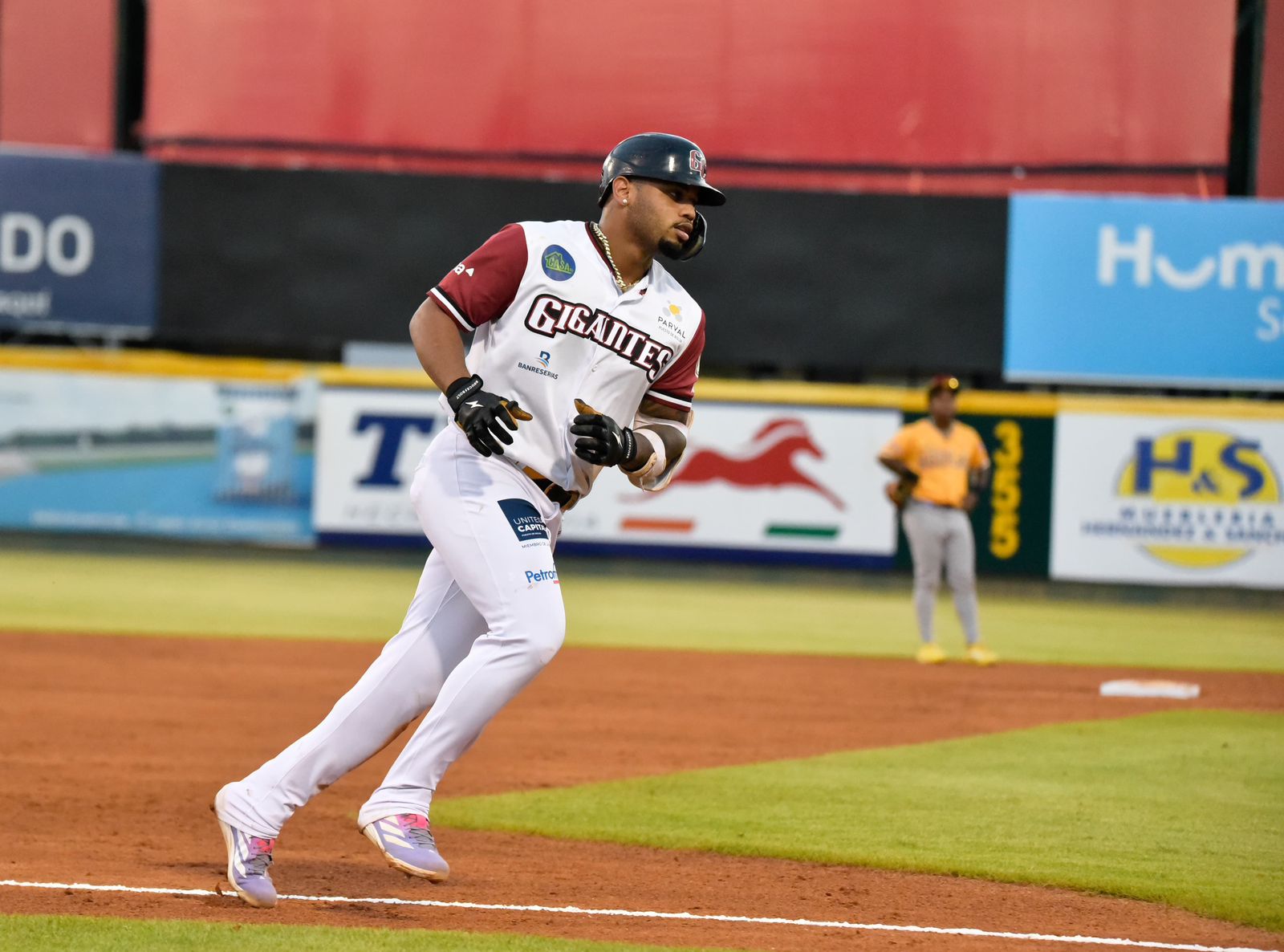 Giants whitewash the Eagles with home runs by De los Santos and García | De Último Minuto English