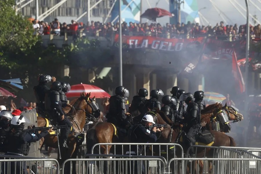 Chaotic farewell to Flamengo sparks riots at Rio airport | De Último Minuto English