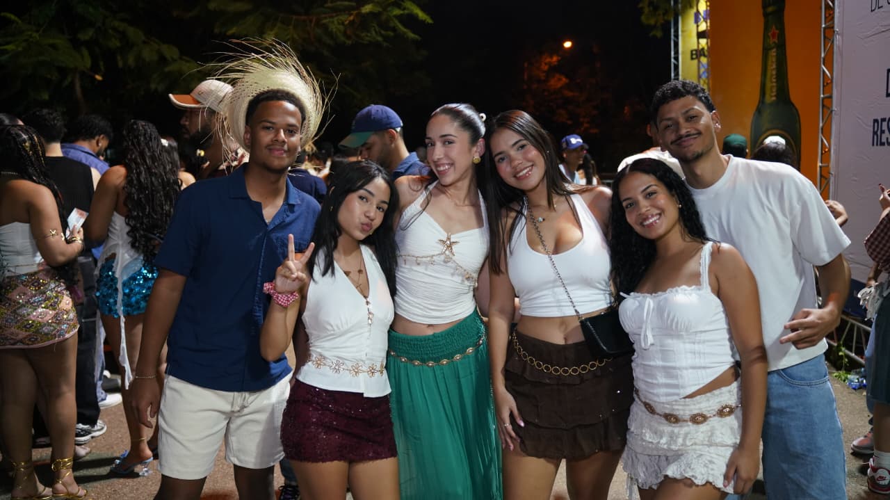 Fans from all over the world arrive in the DR at the start of Bad Bunny's "DTMF" tour | De Último Minuto English