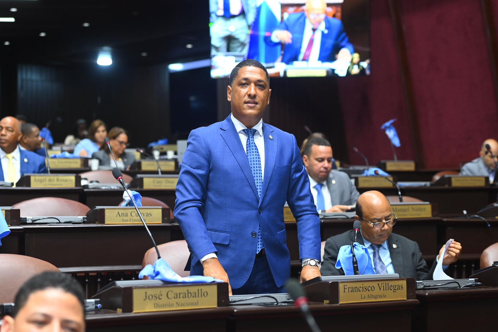 Representative Francisco Villegas submits bill for mandatory affiliation of public servants to SENASA | De Último Minuto English
