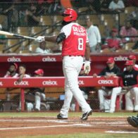 Solid pitching and decisive rally propel Leones' victory over Estrellas | De Último Minuto English