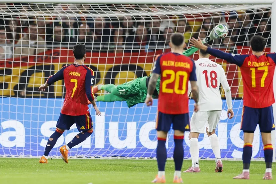 Spain seals its place in the World Cup with a bittersweet draw, but extends its unbeaten streak | De Último Minuto English