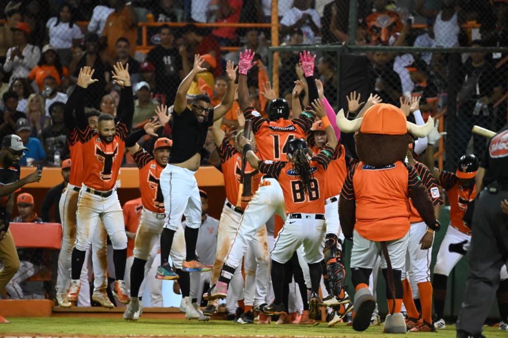 Toros complete sweep against Licey | De Último Minuto English