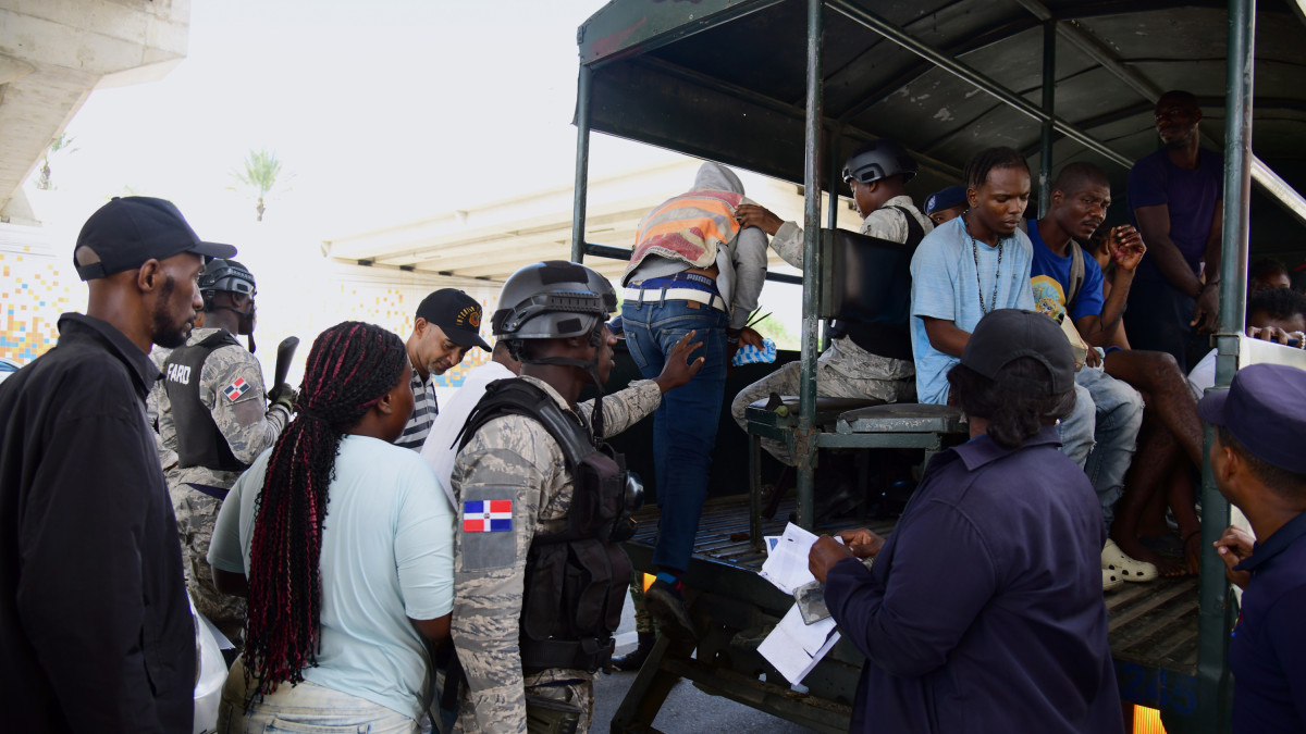 Migration claims to have detained 2,052 undocumented Haitians in operations across the country | De Último Minuto English