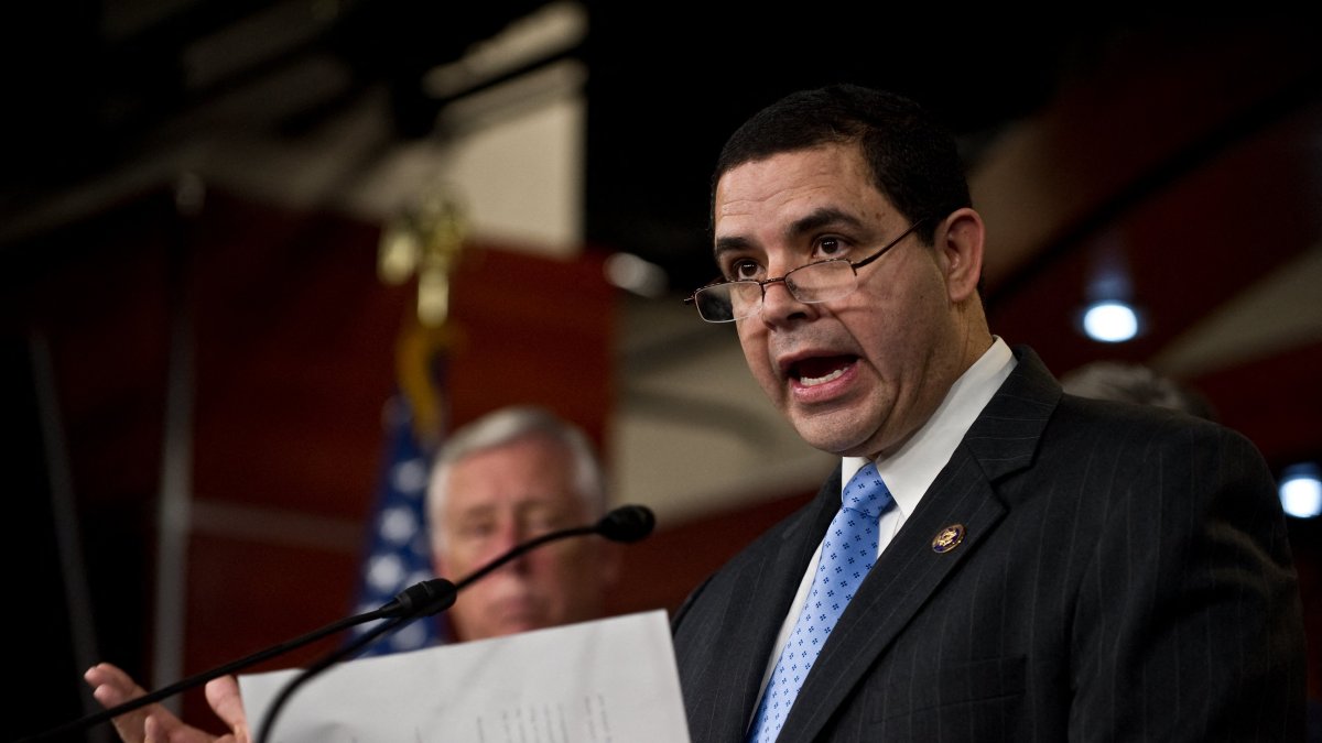 Trump pardons Democratic Congressman Henry Cuéllar, accused of receiving bribes | De Último Minuto English