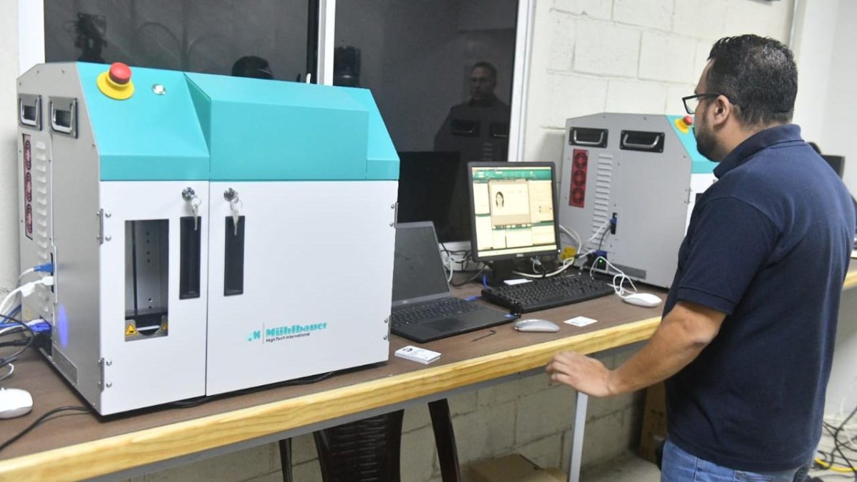 JCE begins the calibration process of machines that will print the new identity card | De Último Minuto English