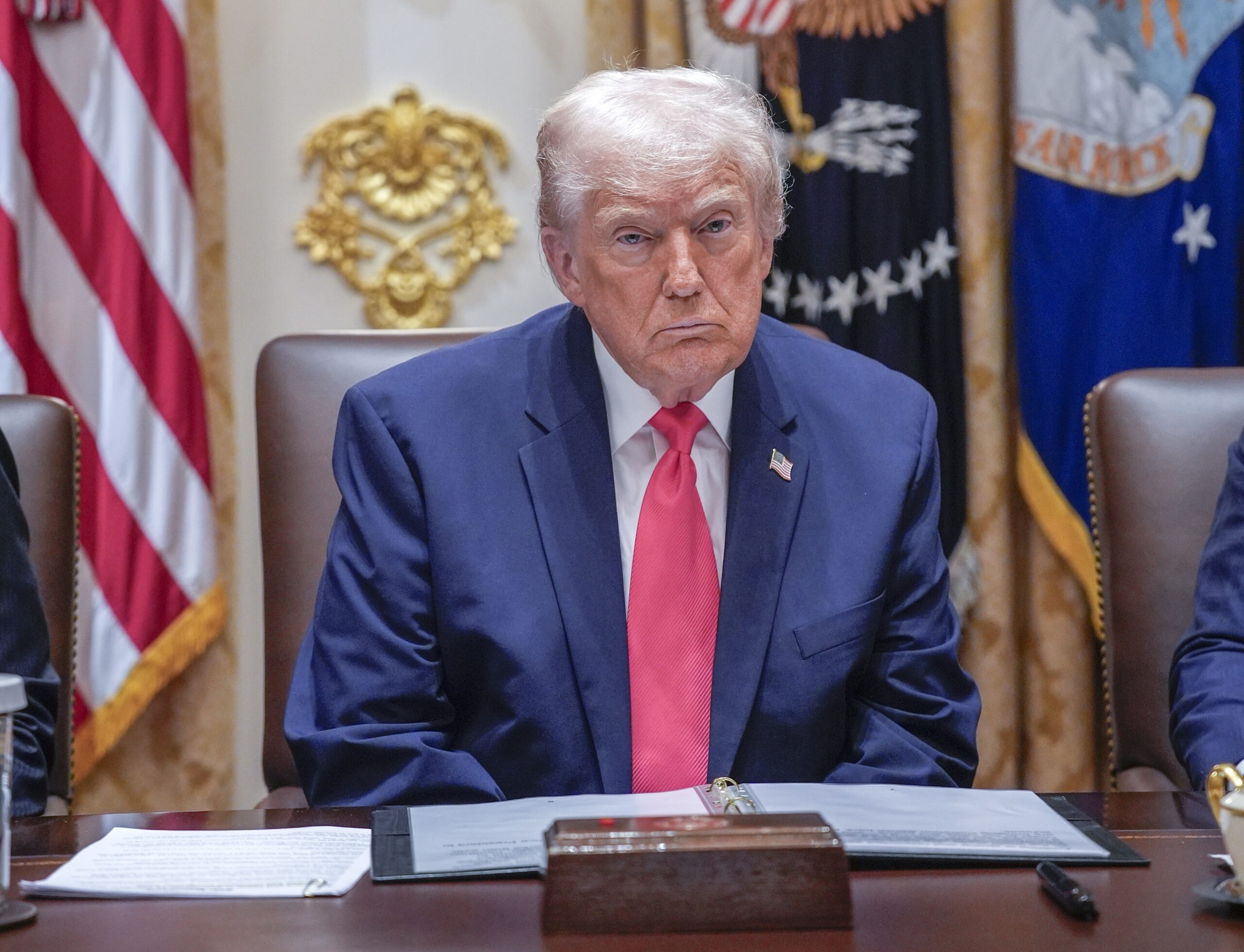 Trump announces that the U.S. confiscated an oil tanker off the coast of Venezuela | De Último Minuto English