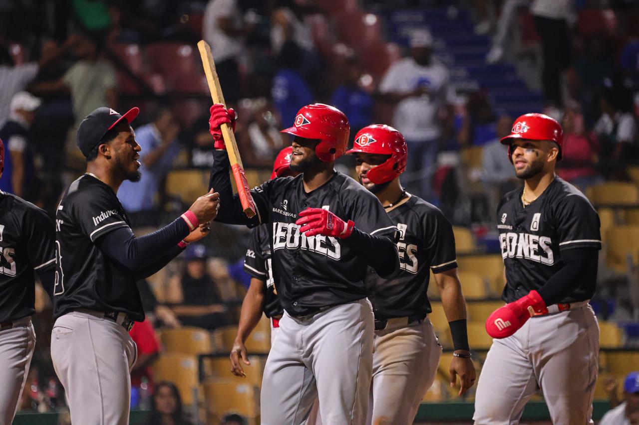 Canaries hit two home runs and Lions crush Licey 15-1 at the Quisqueya | De Último Minuto English
