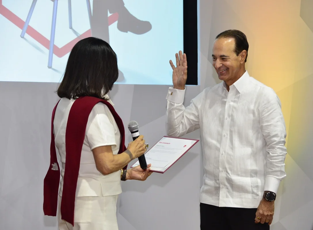 Intec swears in its new rector Arturo del Villar; first graduate to hold the position | De Último Minuto English