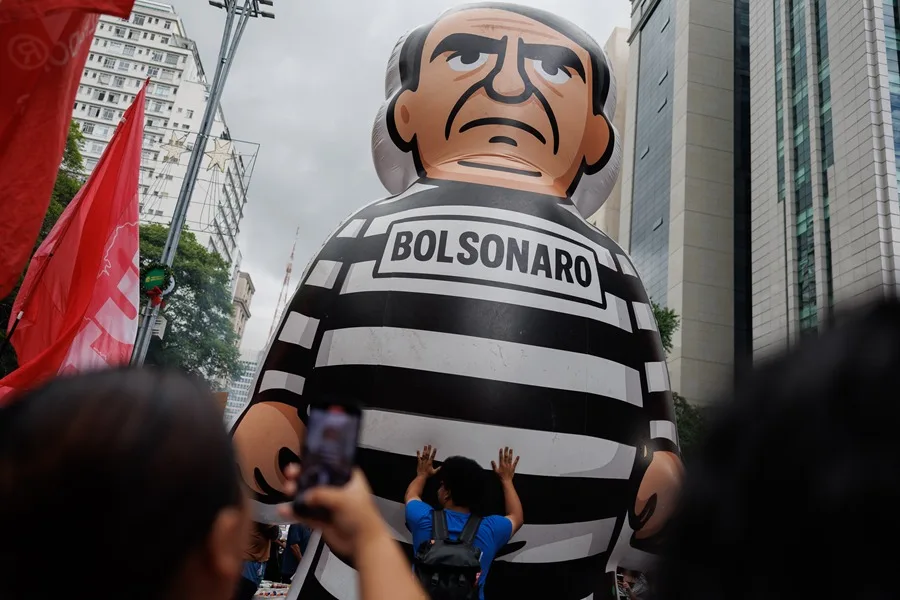 Thousands of Brazilians protest against the project that seeks to reduce Bolsonaro's sentence | De Último Minuto English