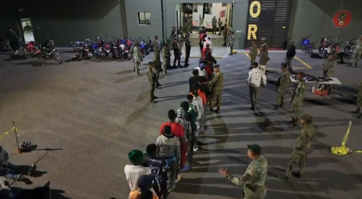 Army detains 125 undocumented Haitians during operations in Constanza | De Último Minuto English