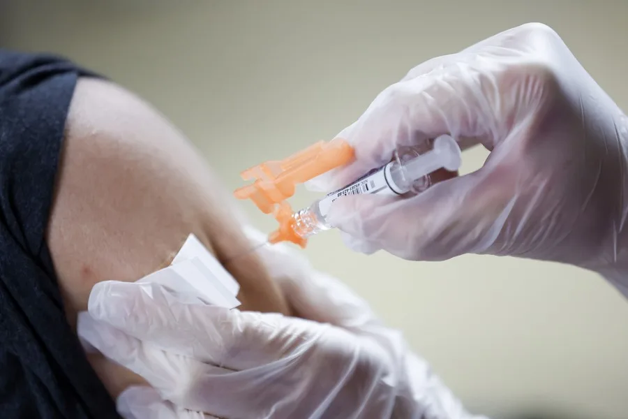 US investigates whether the covid-19 vaccine is related to the death of patients | De Último Minuto English