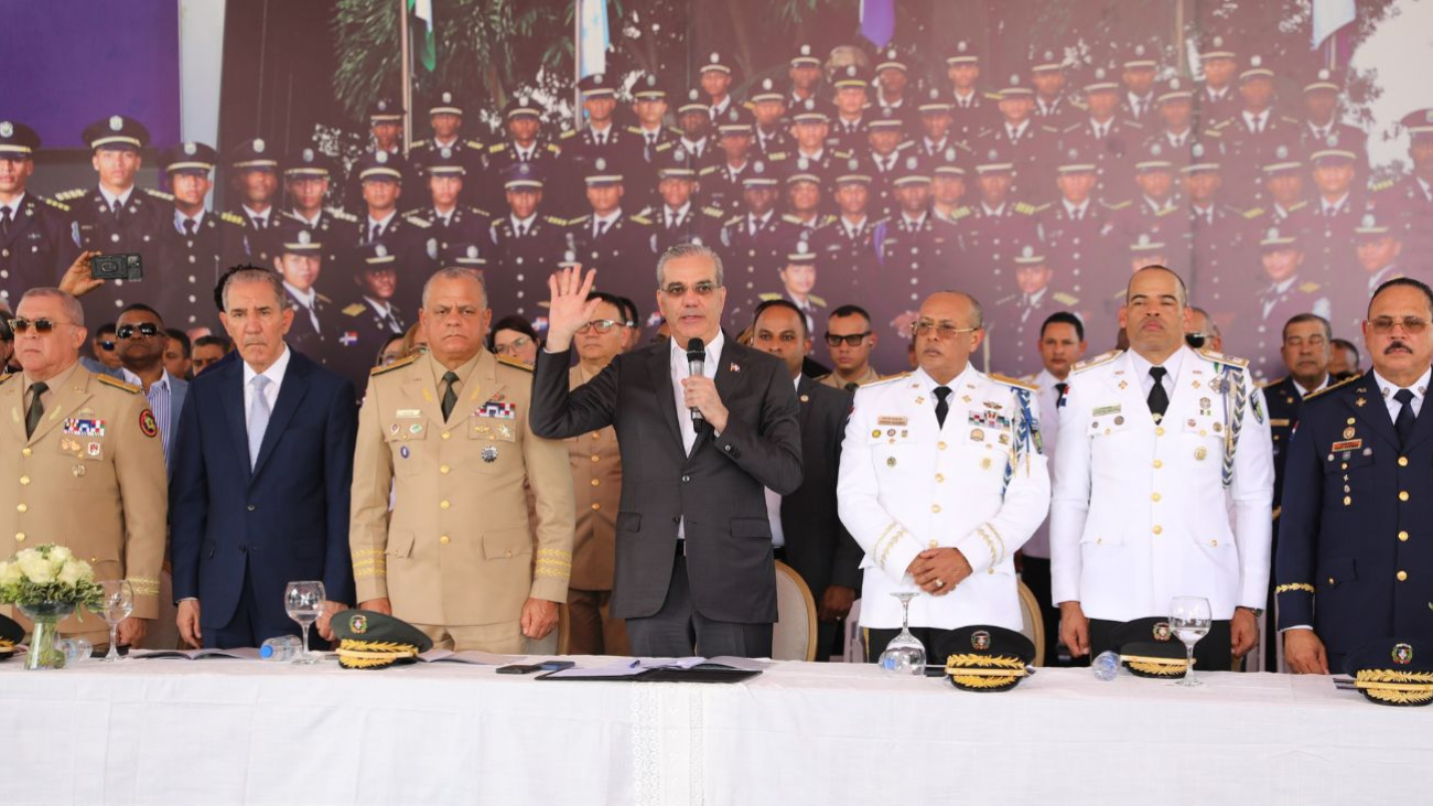 Abinader leads the XLIII graduation of 64 new cadets of the National Police | De Último Minuto English