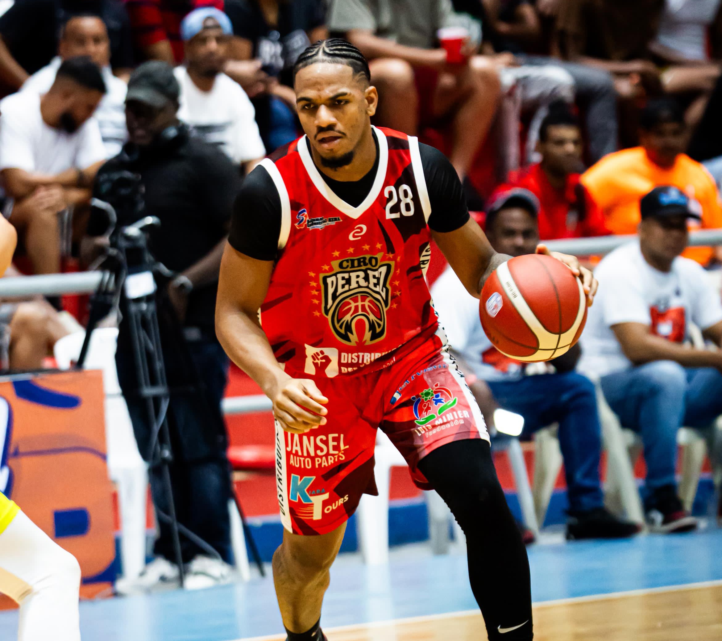 Vultures and Wolves come out on top in an electrifying day of the San Cristóbal Superior Basketball Tournament | De Último Minuto English