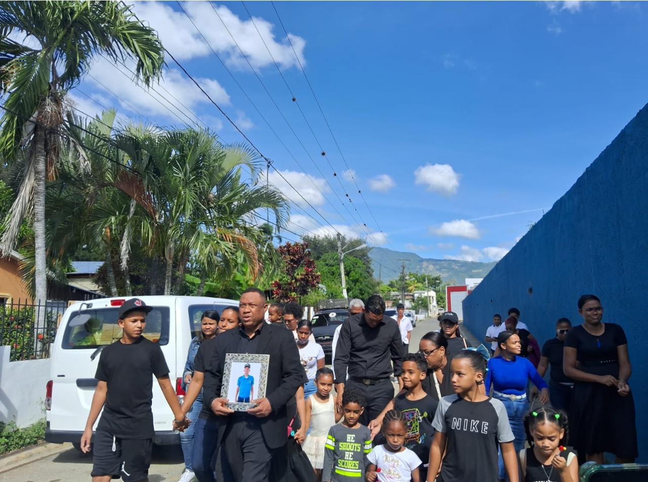 Family of murdered student march in Santiago and demand investigation of other alleged accomplices | De Último Minuto English