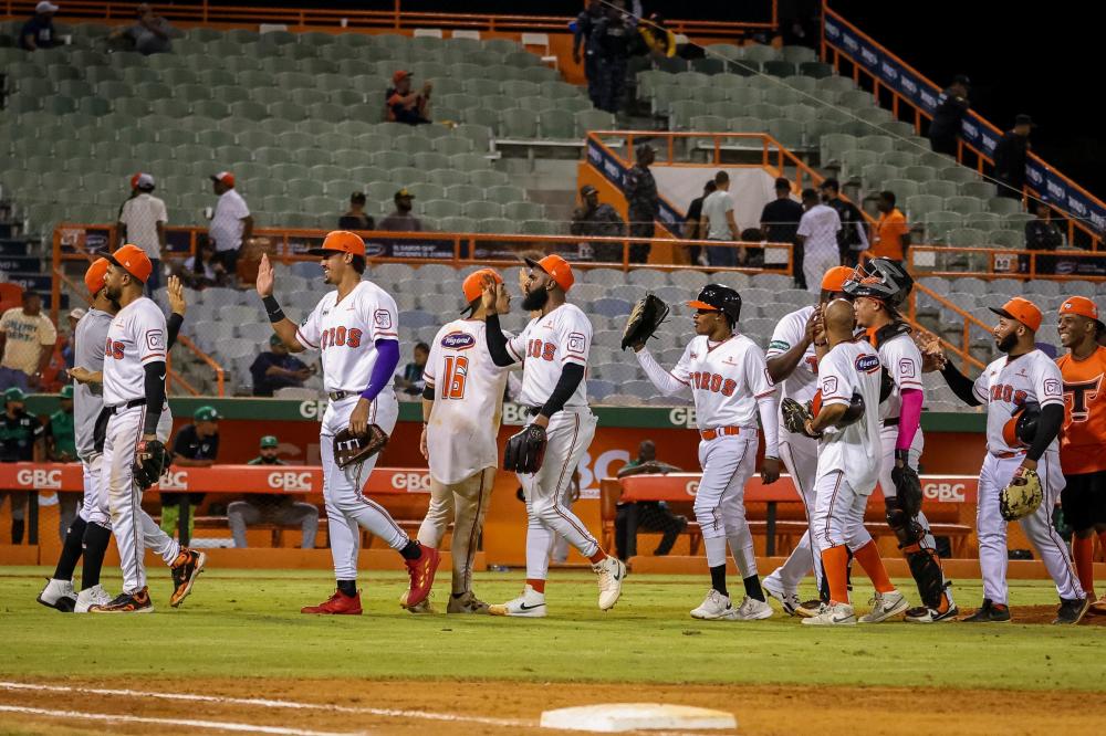 Toros del Este dominate Estrellas again and take control of the Serie de la Caña with a 9-1 victory | De Último Minuto English