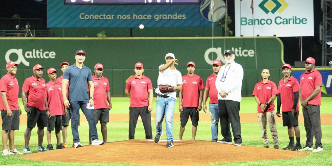 Escogido recognizes the work of the Quisqueya Stadium maintenance team | De Último Minuto English