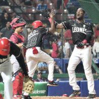 Junior Lake's home run keeps the Lions undefeated at the top of the Round Robin | De Último Minuto English