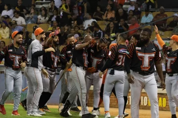 De la Cruz, Muñoz, and Lantigua hit home runs in a resounding Taurine victory in Santiago | De Último Minuto English