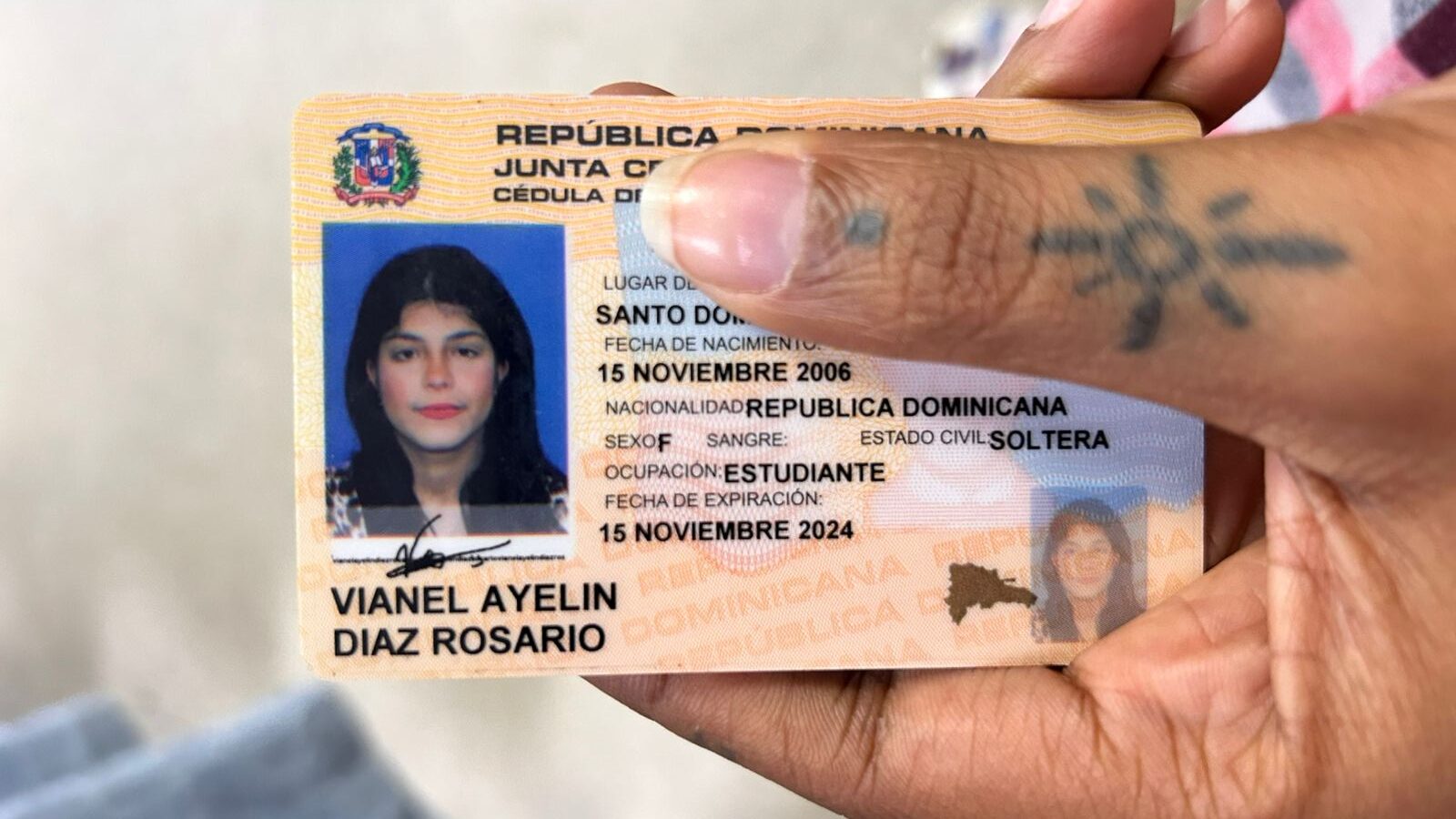 They are requesting help to locate family members of a woman who had an accident near ITLA | De Último Minuto English