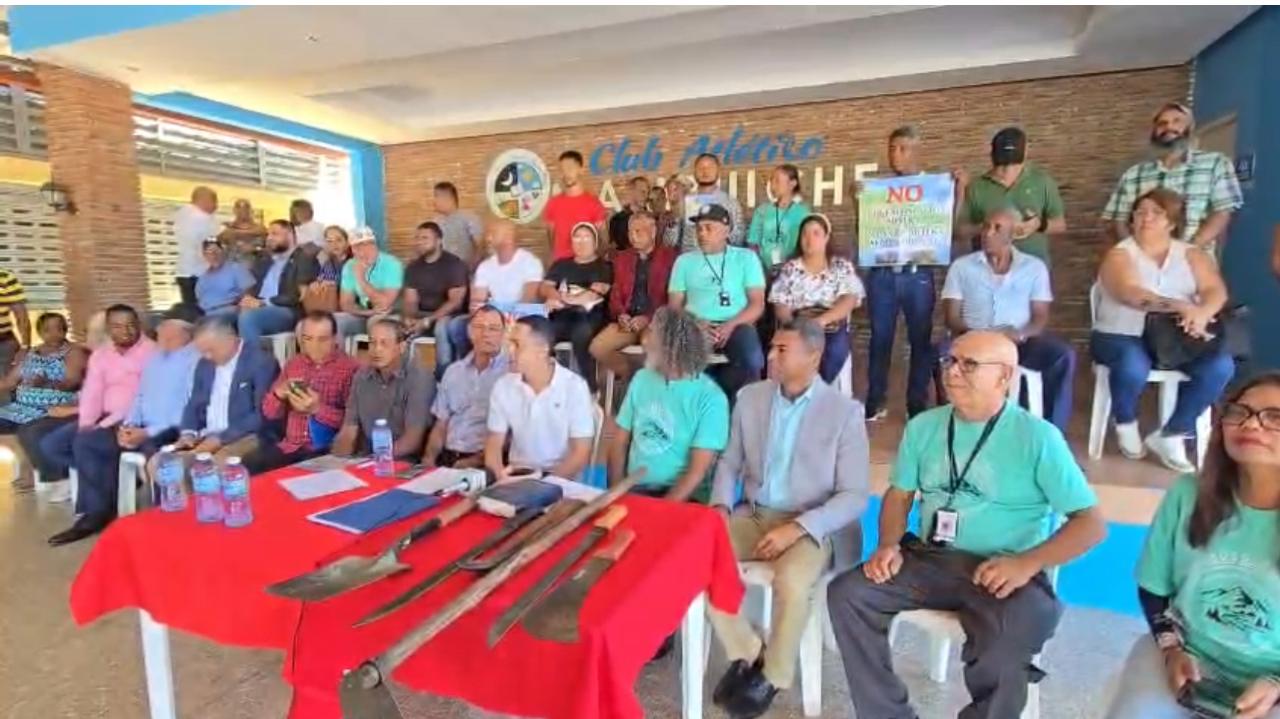 Peasants from more than 70 communities declare themselves in a fight against a supposed plan that would "destroy" the Cordillera Septentrional | De Último Minuto English