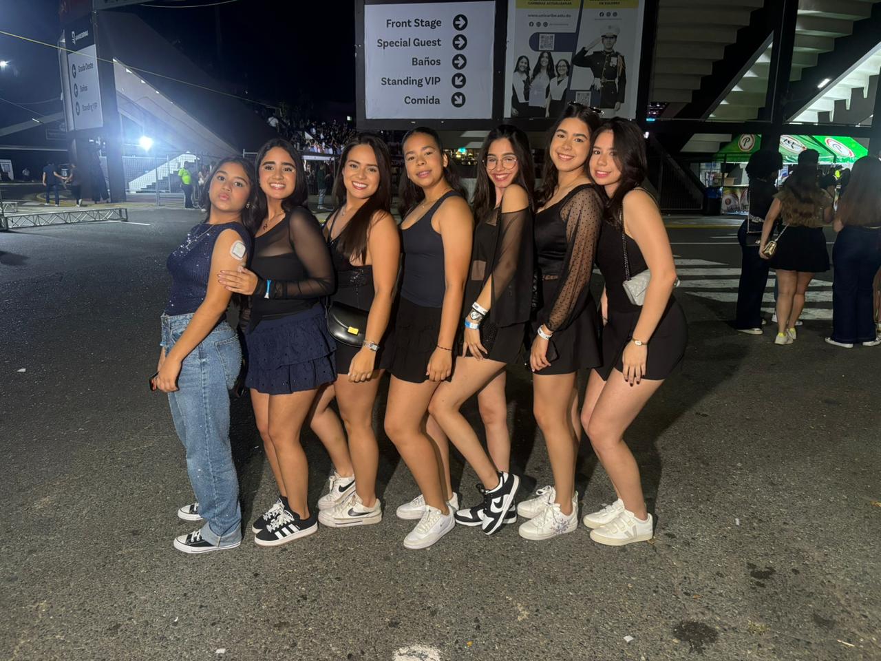 Fans arrive at Alleh and Yorghaki's concert with outfits inspired by "a starry night in the city" | De Último Minuto English