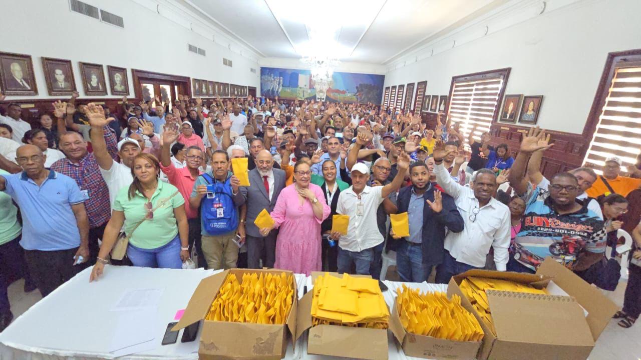 Governor Rosa Santos begins delivery of Christmas bonuses to more than 200 neighborhood councils in Santiago | De Último Minuto English
