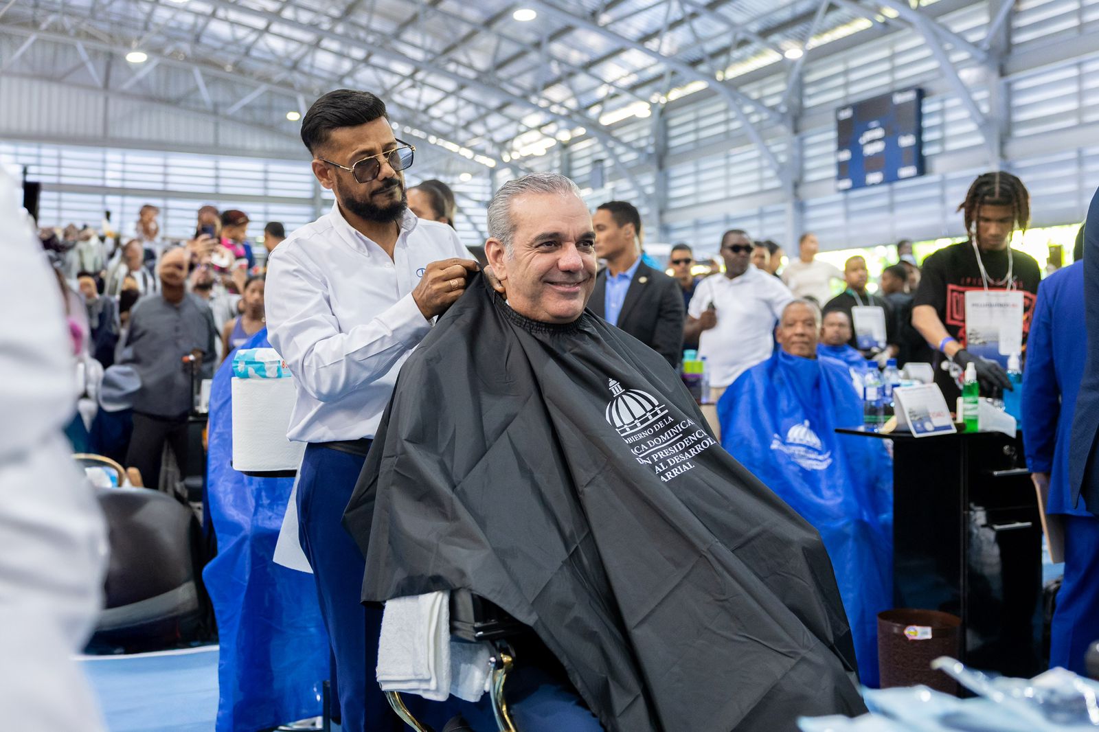 Abinader promotes cooperative for hairdressers; meets with 1,000 of them | De Último Minuto English