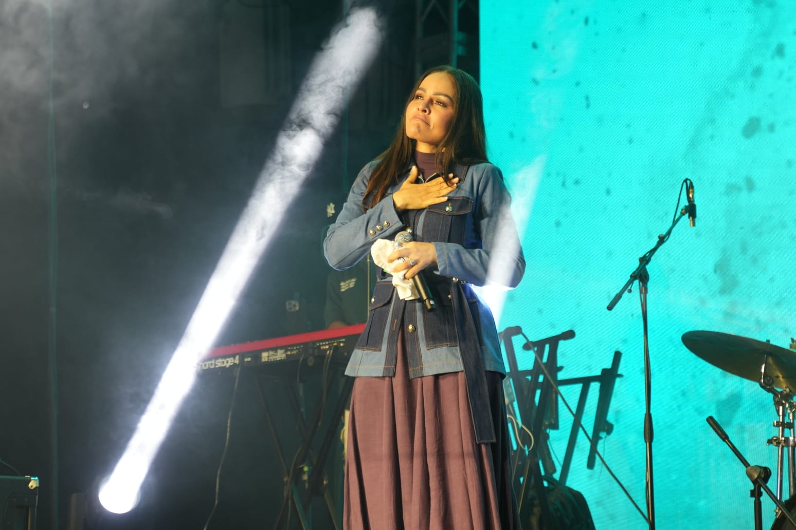 Yesenia Then shares a powerful message in “We Worship Together at Christmas” | De Último Minuto English