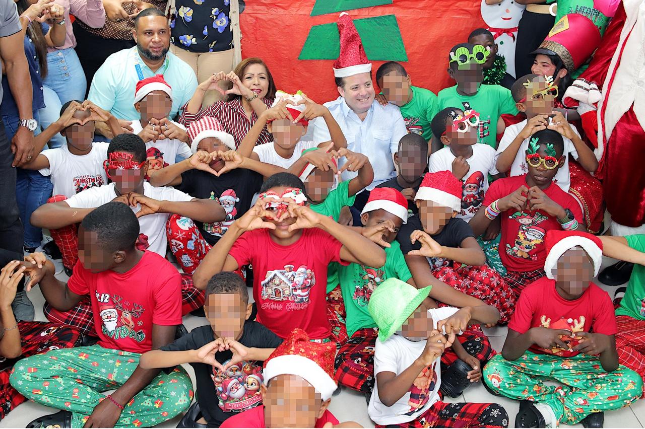 MINPRE and CONANI bring Christmas to children in a foster home in the National District | De Último Minuto English