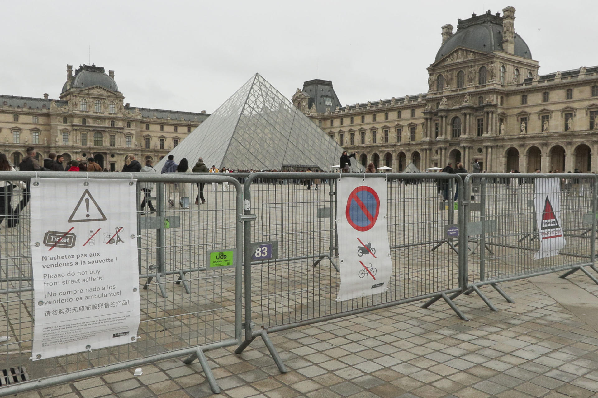 The agents failed to prevent the thieves' escape from the Louvre for about 30 seconds | De Último Minuto English