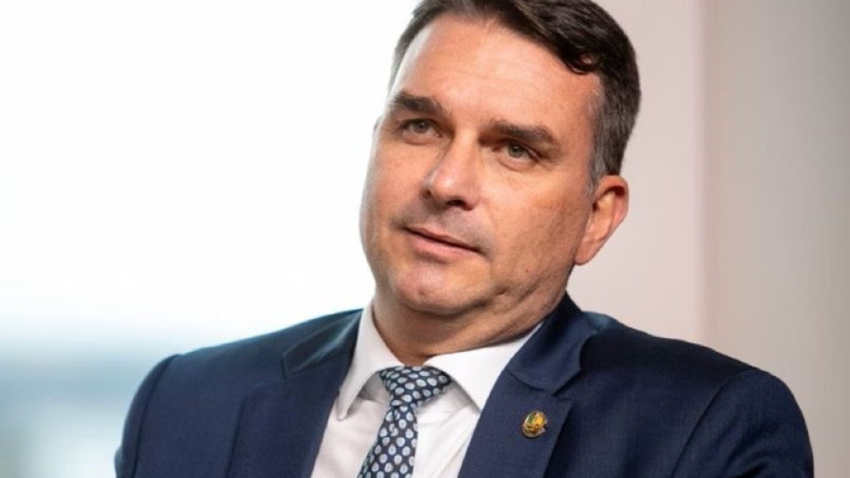 Bolsonaro's eldest son announces his intention to run against Lula in the 2026 elections | De Último Minuto English