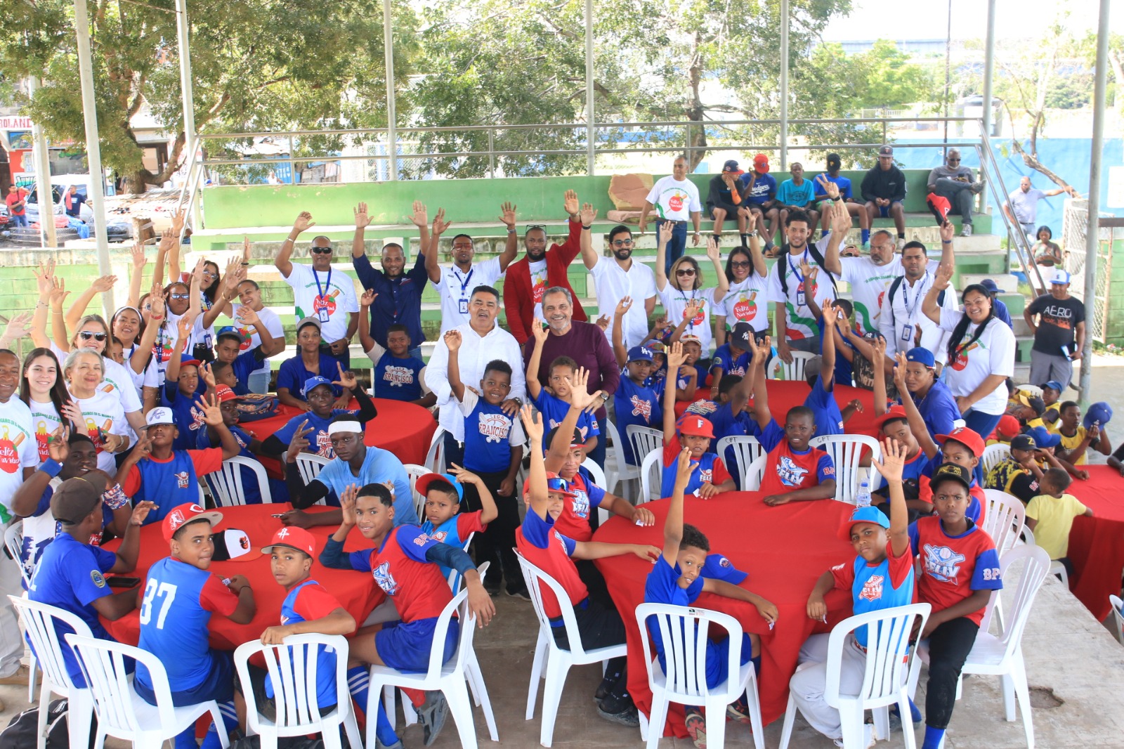 National Baseball Commissioner's Office shares Christmas lunch and honors baseball leagues of La Zurza | De Último Minuto English