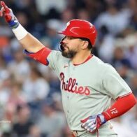 Kyle Schwarber returns to the Phillies with a five-year contract and $150 million | De Último Minuto English