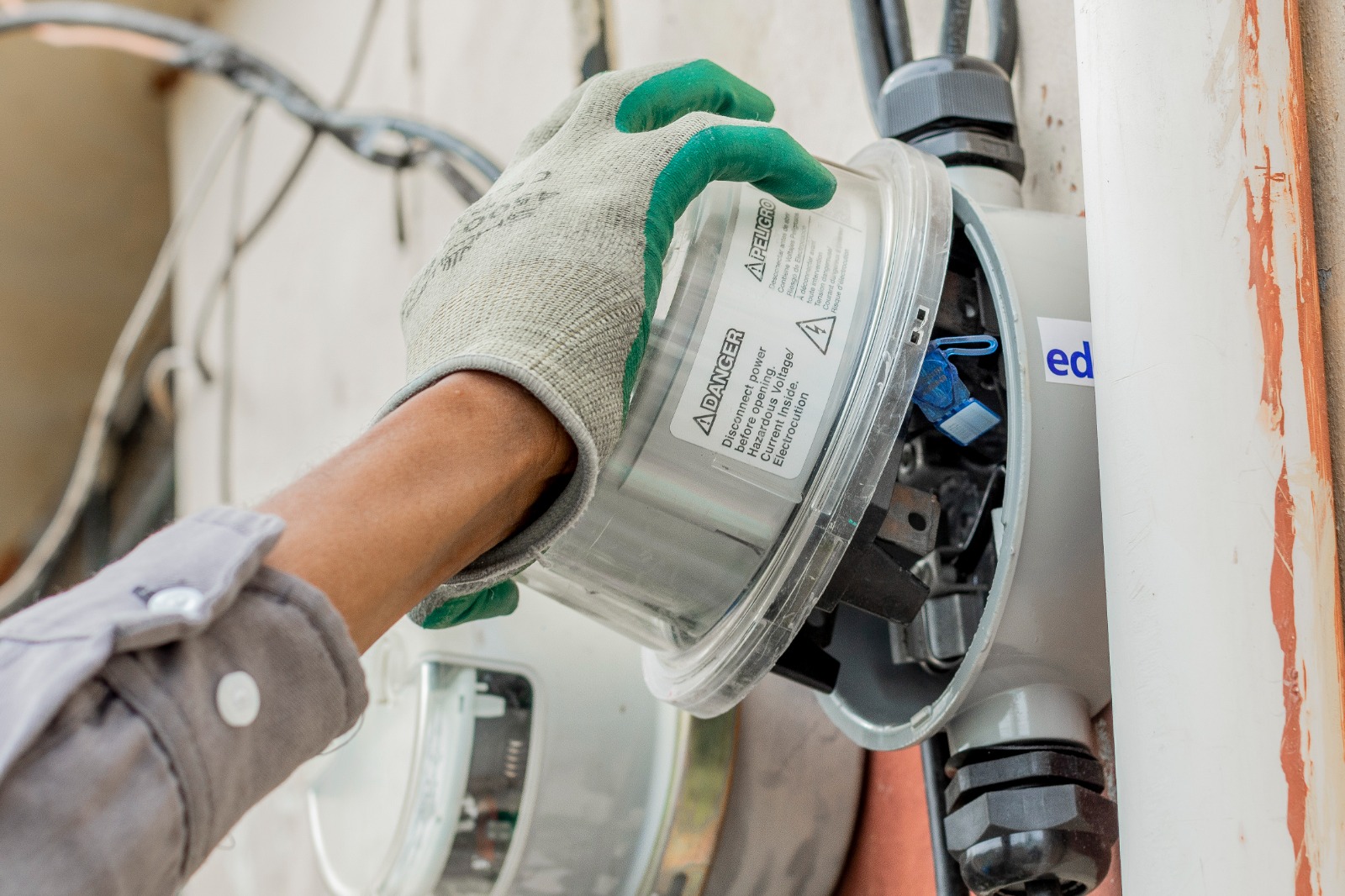 A man accused of stealing electricity meters is sentenced to 3 months in prison. | De Último Minuto English