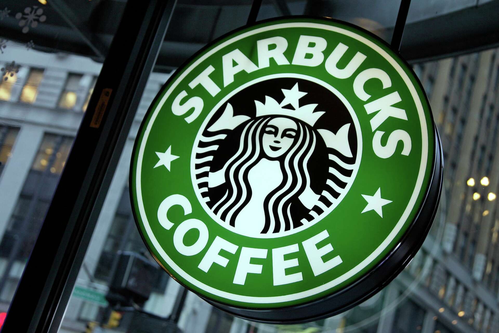 New York and Starbucks agree to pay $35 million for violating workers' rights | De Último Minuto English