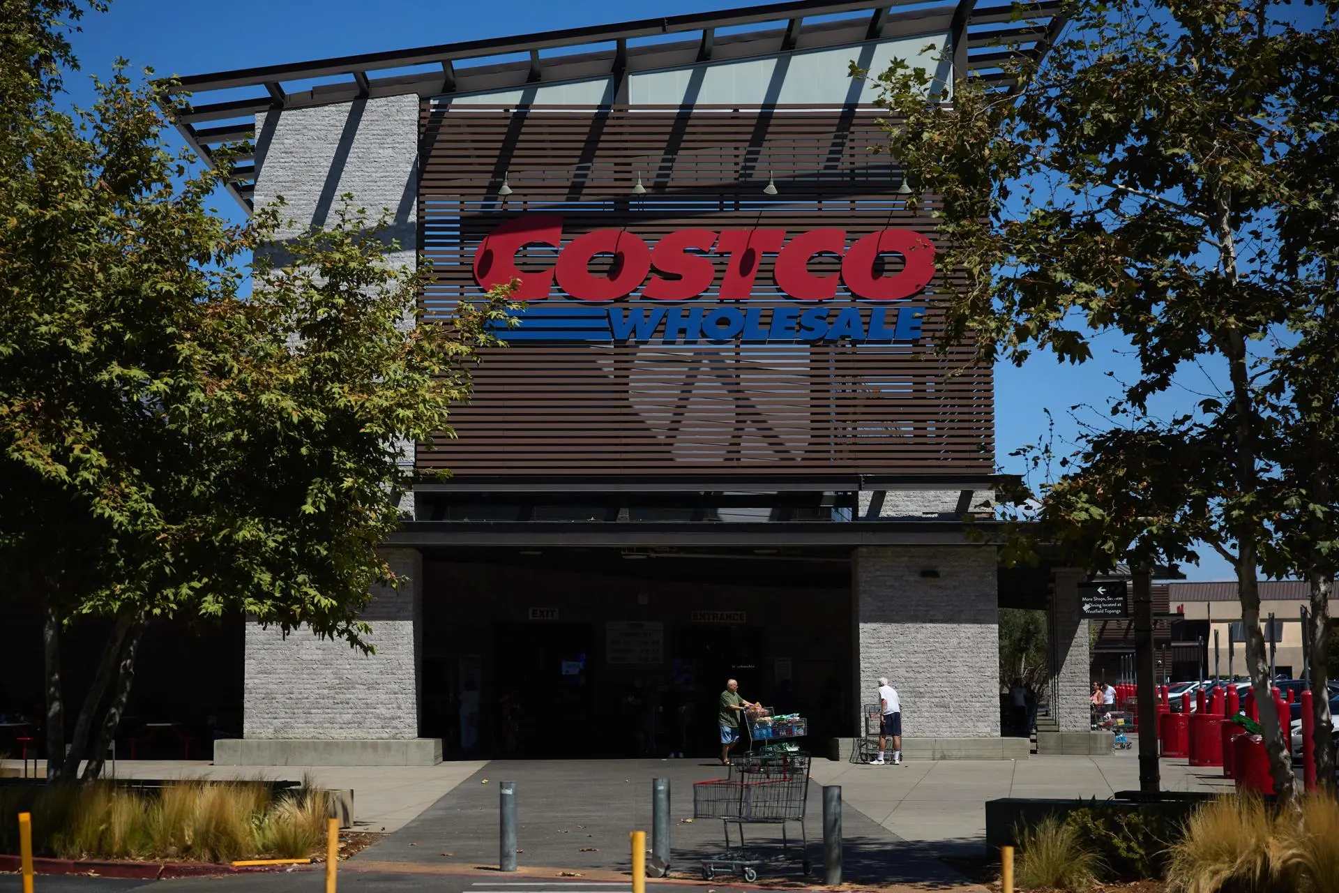 Costco sues Trump to recover tariff refunds | De Último Minuto English