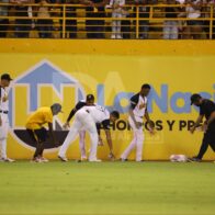 Geraldo Perdomo and the Águilas set an example of civic-mindedness by picking up trash at the Cibao Stadium | De Último Minuto English