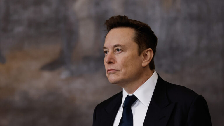 "¿Plata o plomo?": Musk offers Petro the Pablo Escobar deal and he responds | De Último Minuto English