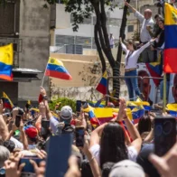 Hundreds protest in front of the U.S. Embassy in Buenos Aires against Maduro's capture | De Último Minuto English
