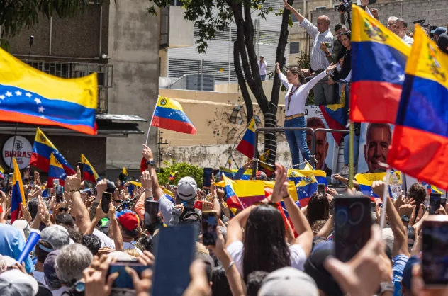 Hundreds protest in front of the U.S. Embassy in Buenos Aires against Maduro's capture | De Último Minuto English