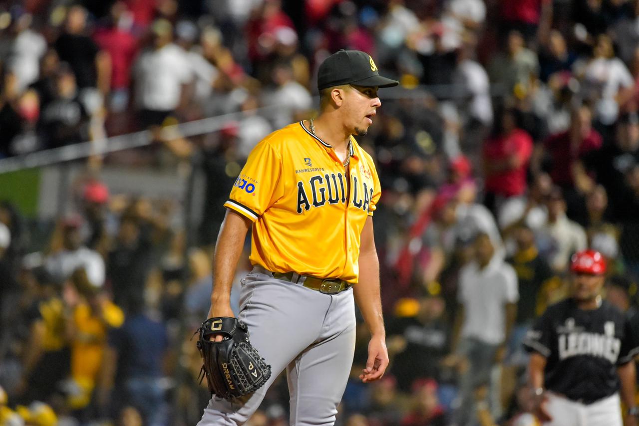 De la Cruz dominates and the offense responds: Águilas cut Leones' undefeated streak with a 4-1 victory | De Último Minuto English