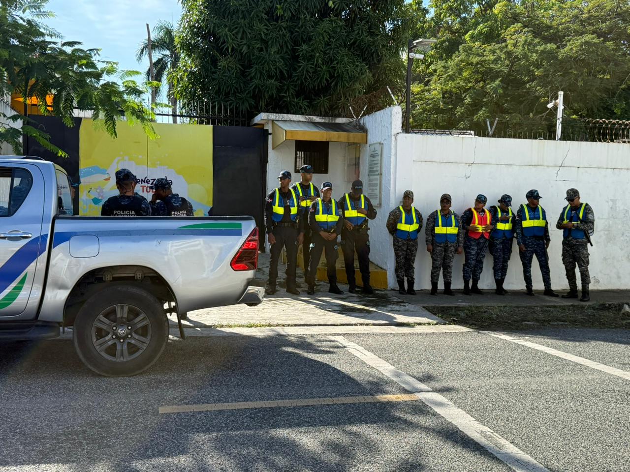 Environment outside the Venezuelan Embassy in the Dominican Republic; remains closed | De Último Minuto English