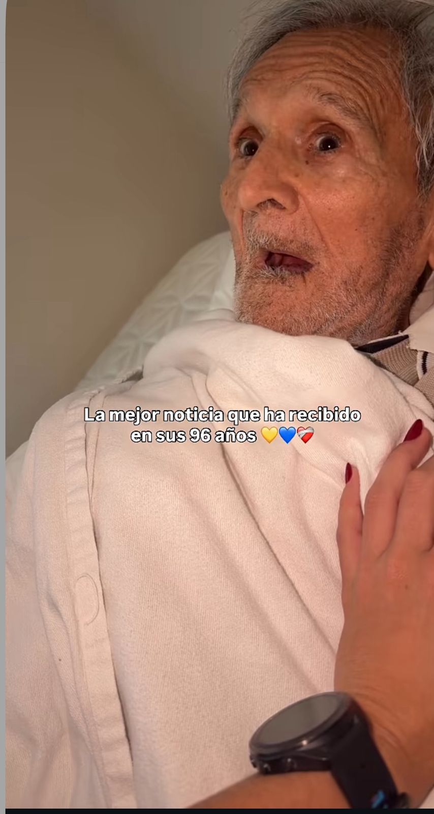 The emotional reaction of a 96-year-old man upon receiving the news of Maduro's capture | De Último Minuto English