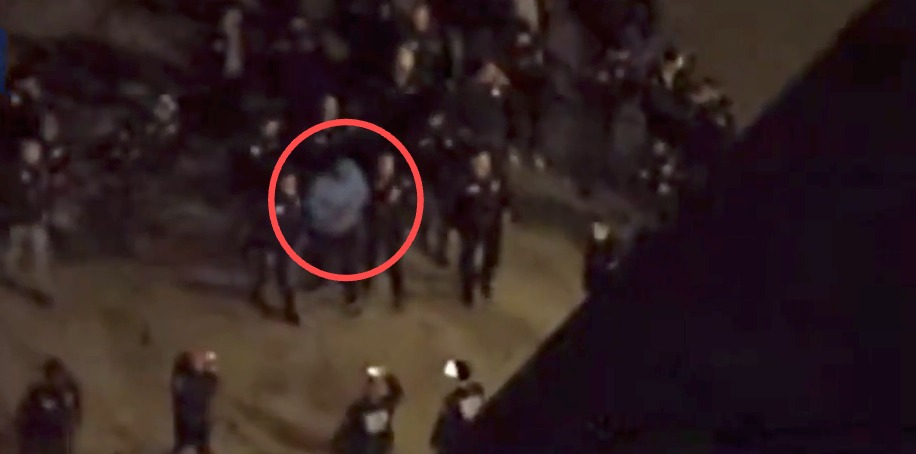 Maduro descends handcuffed from the military plane after landing in New York | De Último Minuto English